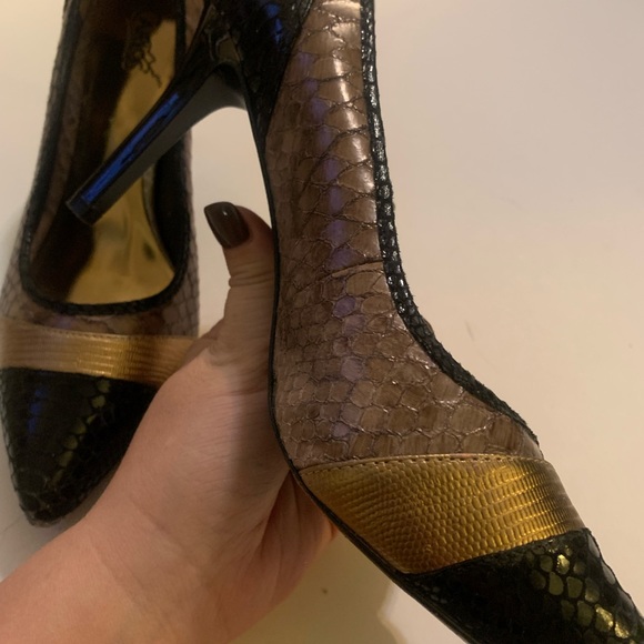 Carlos Santana antique gold / brown and black pointed toe faux snakeskin heels - Picture 6 of 8